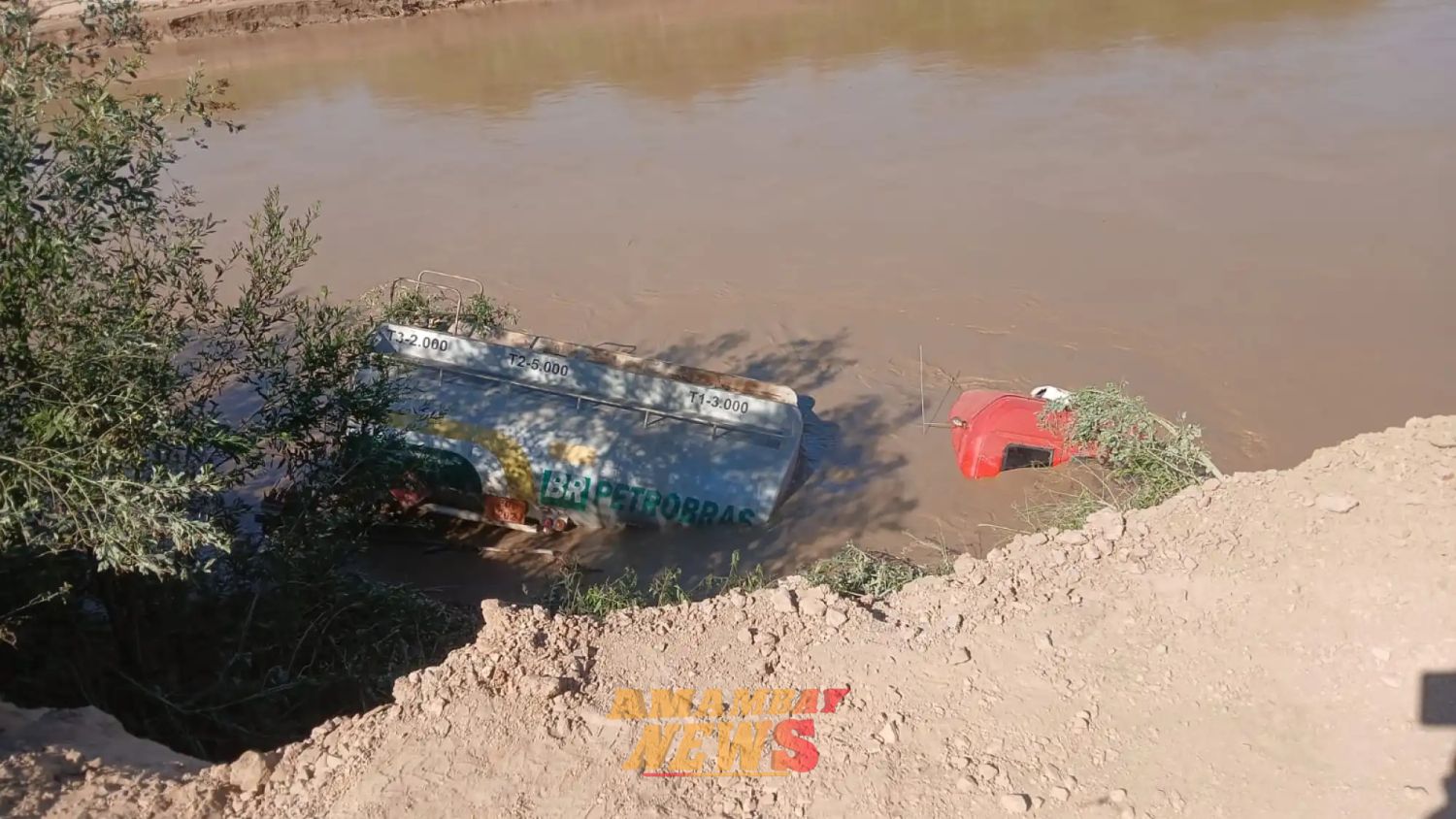 Fallece conductor atrapado en cabina de cisterna que cayó al río Pilcomayo