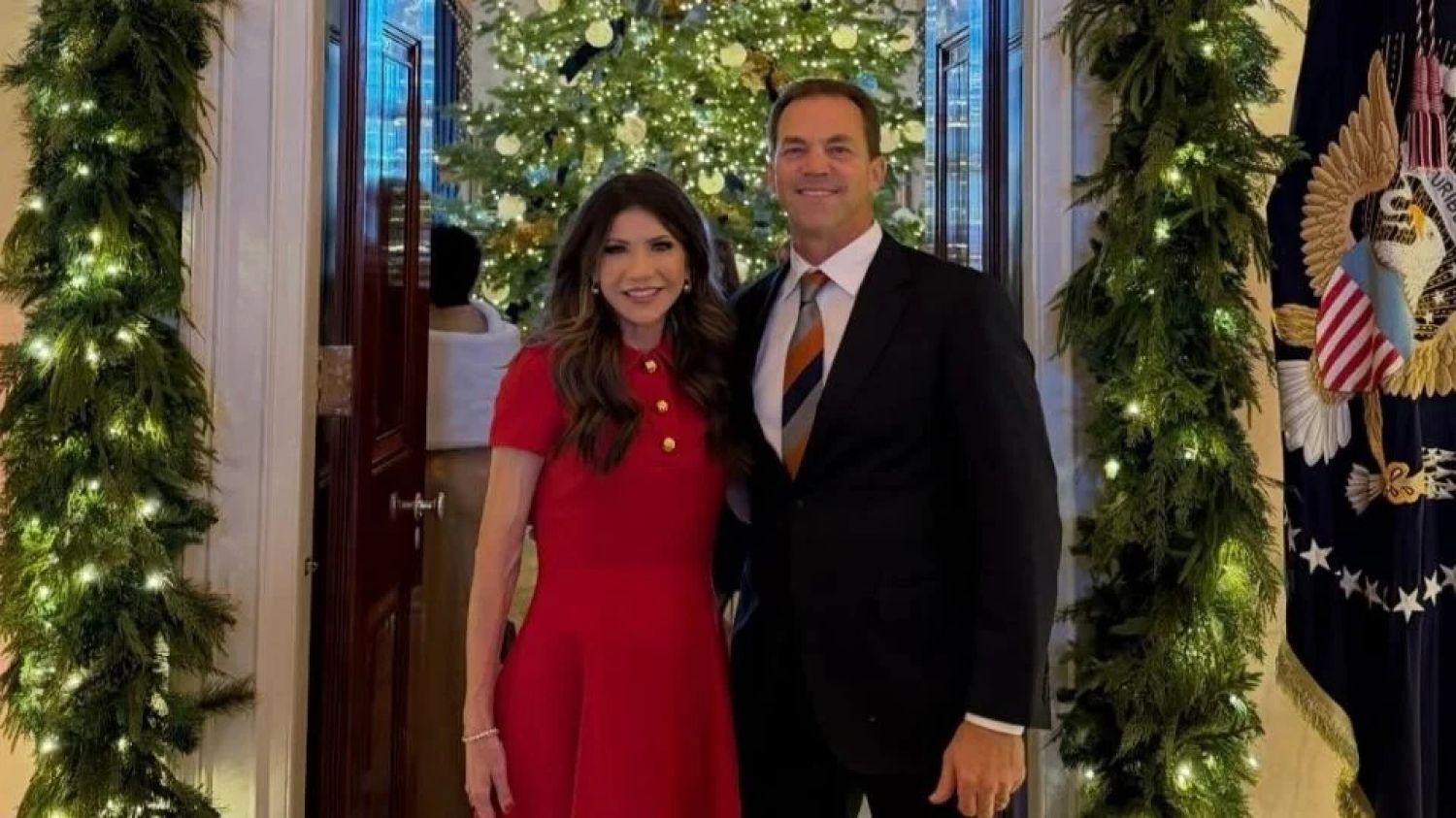 Filtran fotografías del esposo de Kristi Noem con ropa de mujer; "lo siento mucho", responde Trump