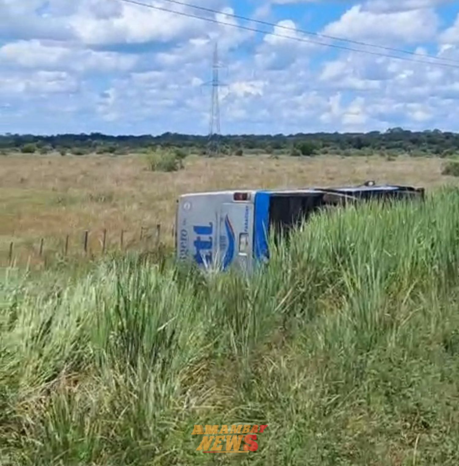 Ruta destrozada provoca vuelco de colectivo en la PY22 y expone abandono vial