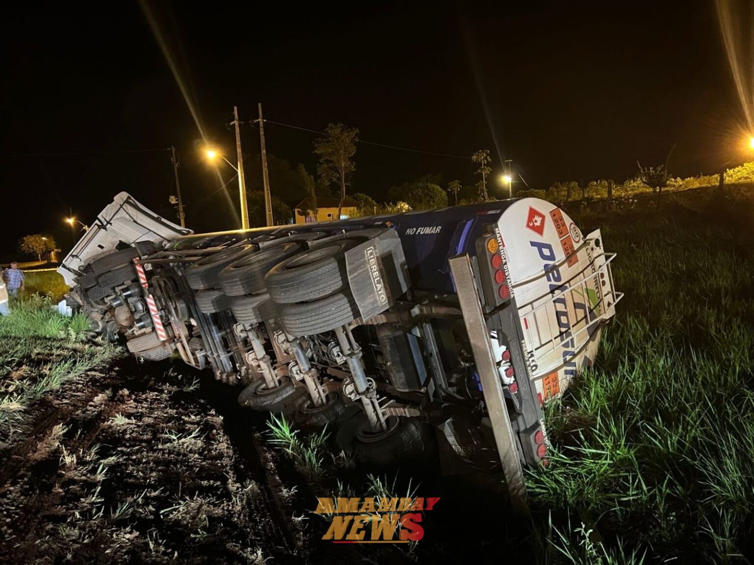 Camión cisterna volcó tras colisionar con un tractor en Yby Yaú