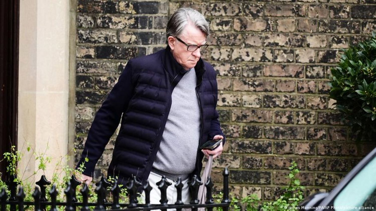 Exembajador británico libre bajo fianza en caso Epstein