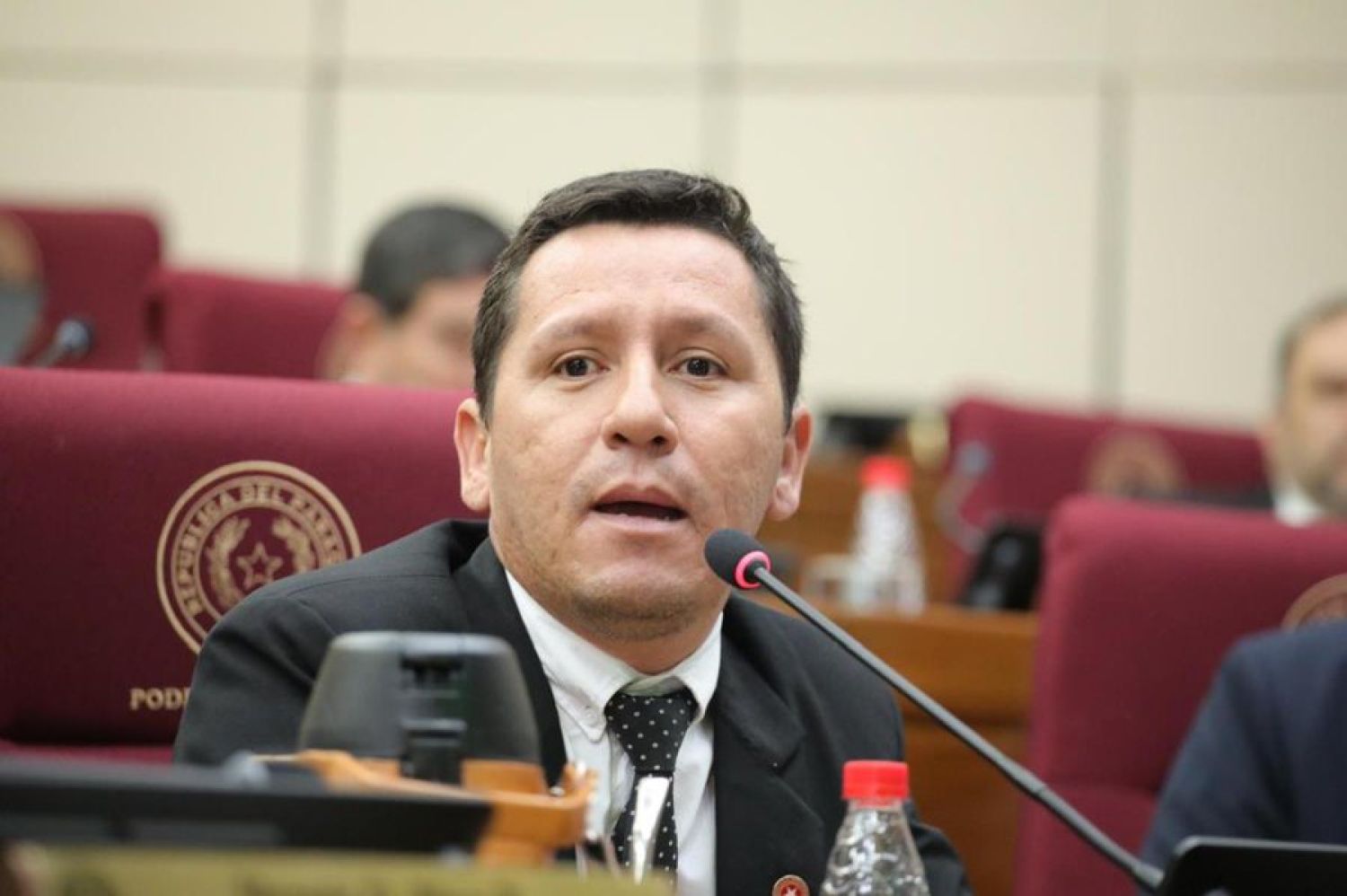 Chaqueñito huye de la prensa para evitar responder sobre su departamento