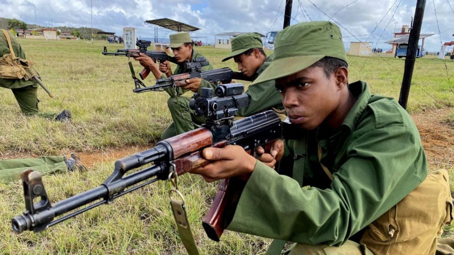 Asesores de seguridad y médicos cubanos abandonan Venezuela en medio de presiones de EU