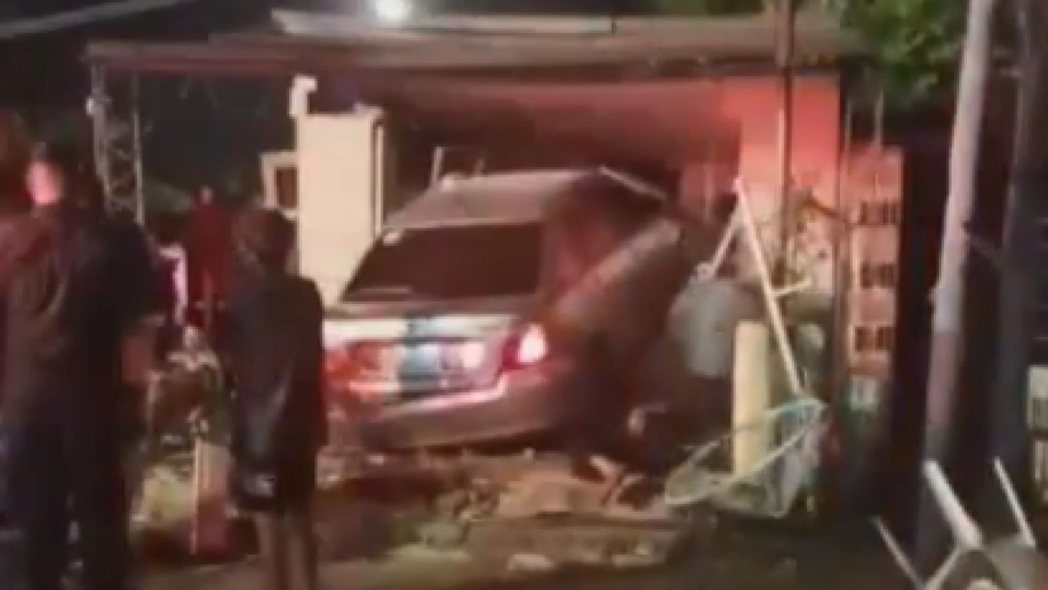 Hombre atropella una casa en Asunción y golpea a su ex pareja, que denuncia intento de feminicidio