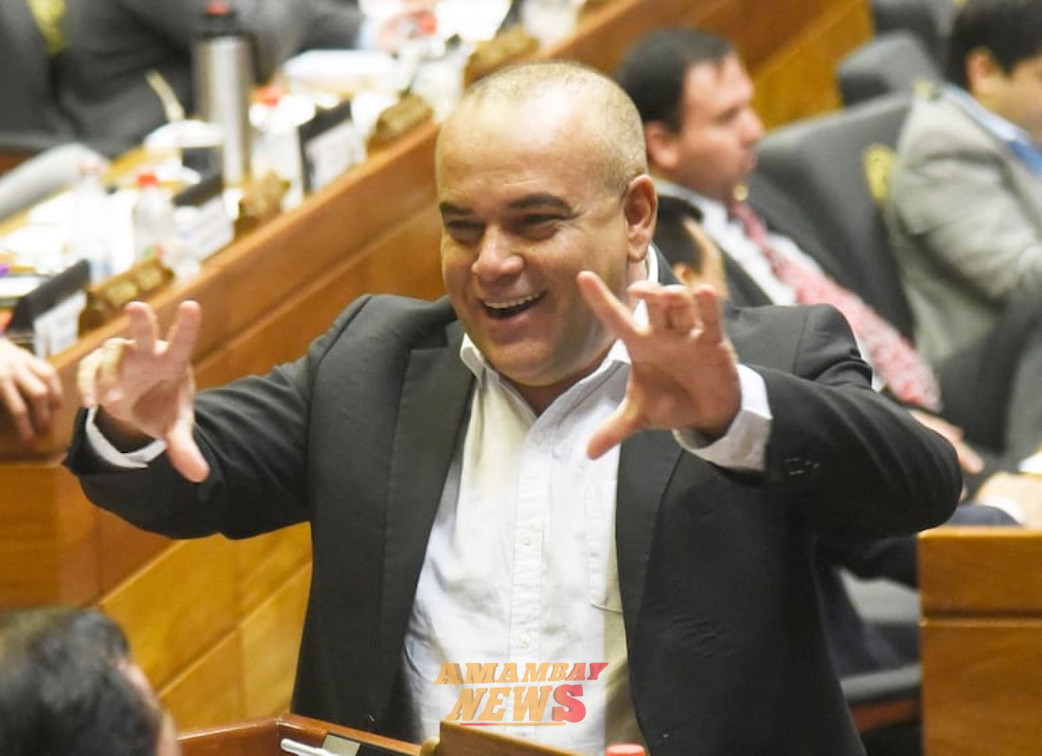Bachi Núñez encabeza festín de bonificaciones en la declarada “economía de guerra”