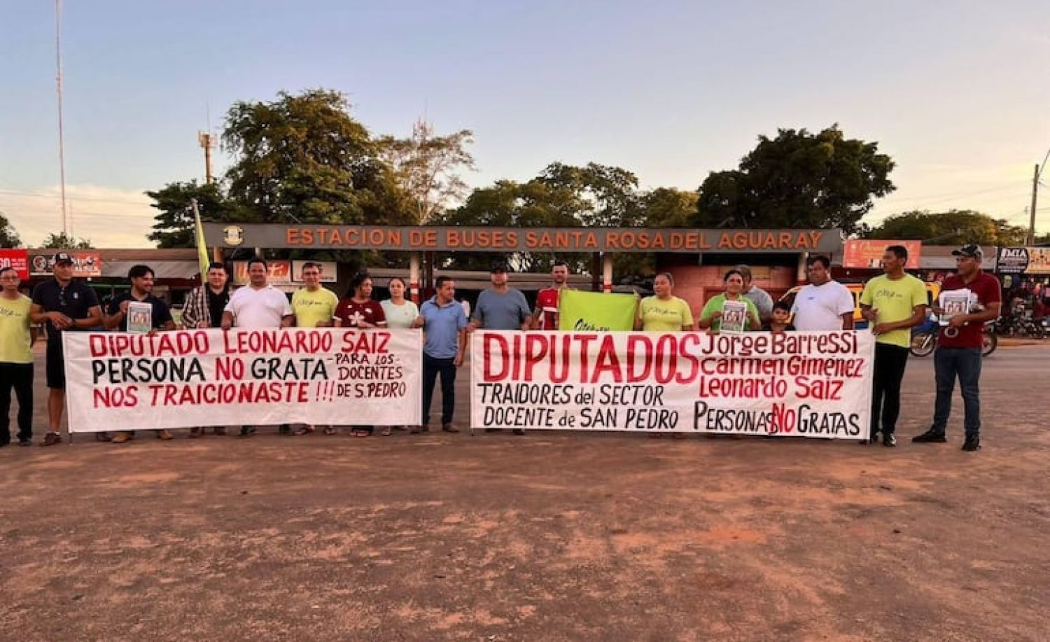 Docentes escrachan a diputados sampedranos y continúan en alerta por reforma jubilatoria