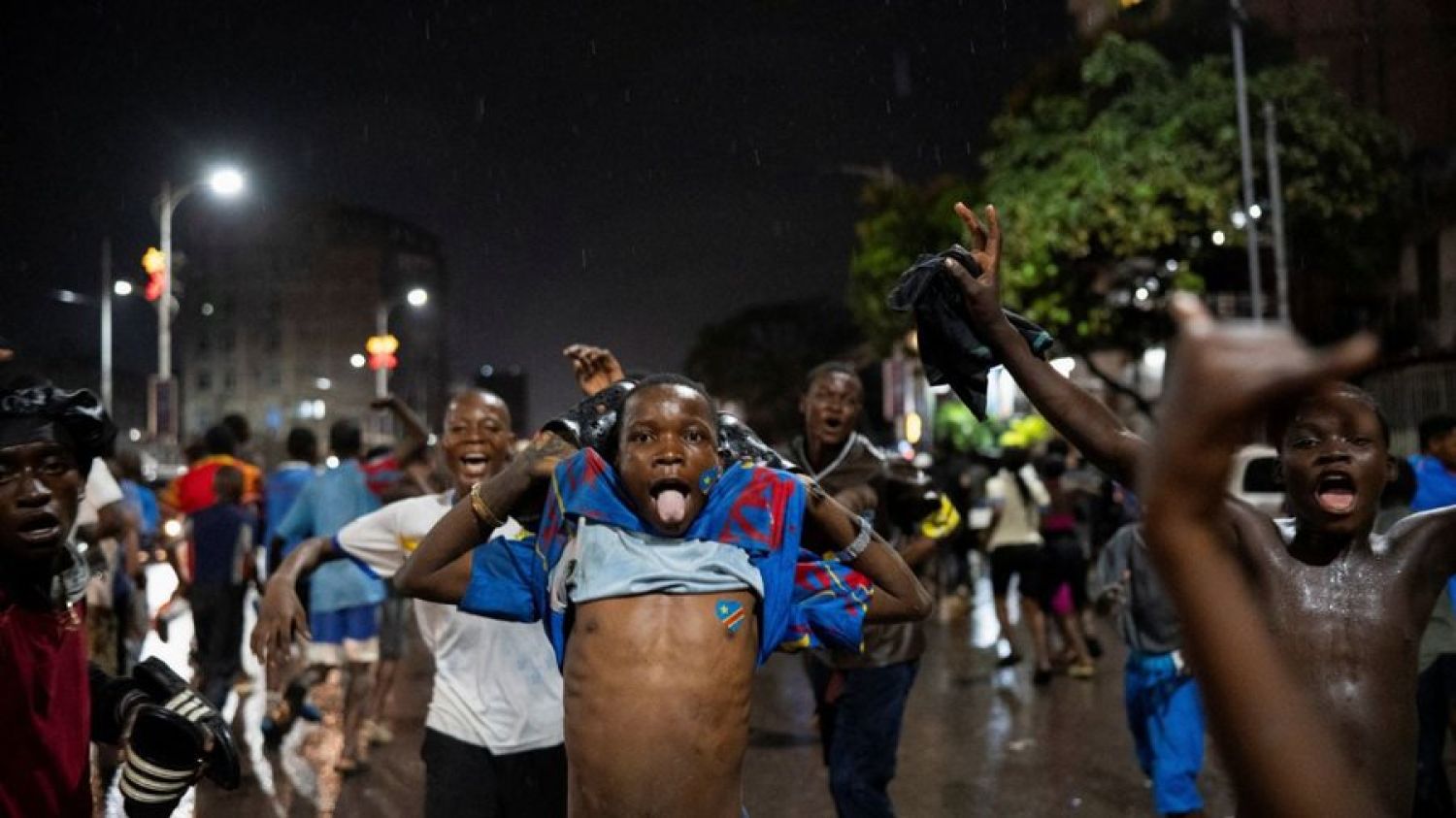 Miles de aficionados congoleños festejan bajo la lluvia el pase de su selección al Mundial