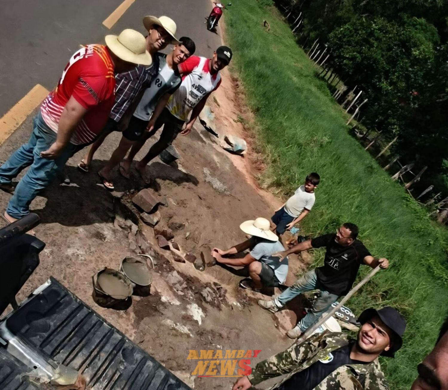 Pobladores rurales de Horqueta reparan bache ante falta de respuesta oficial