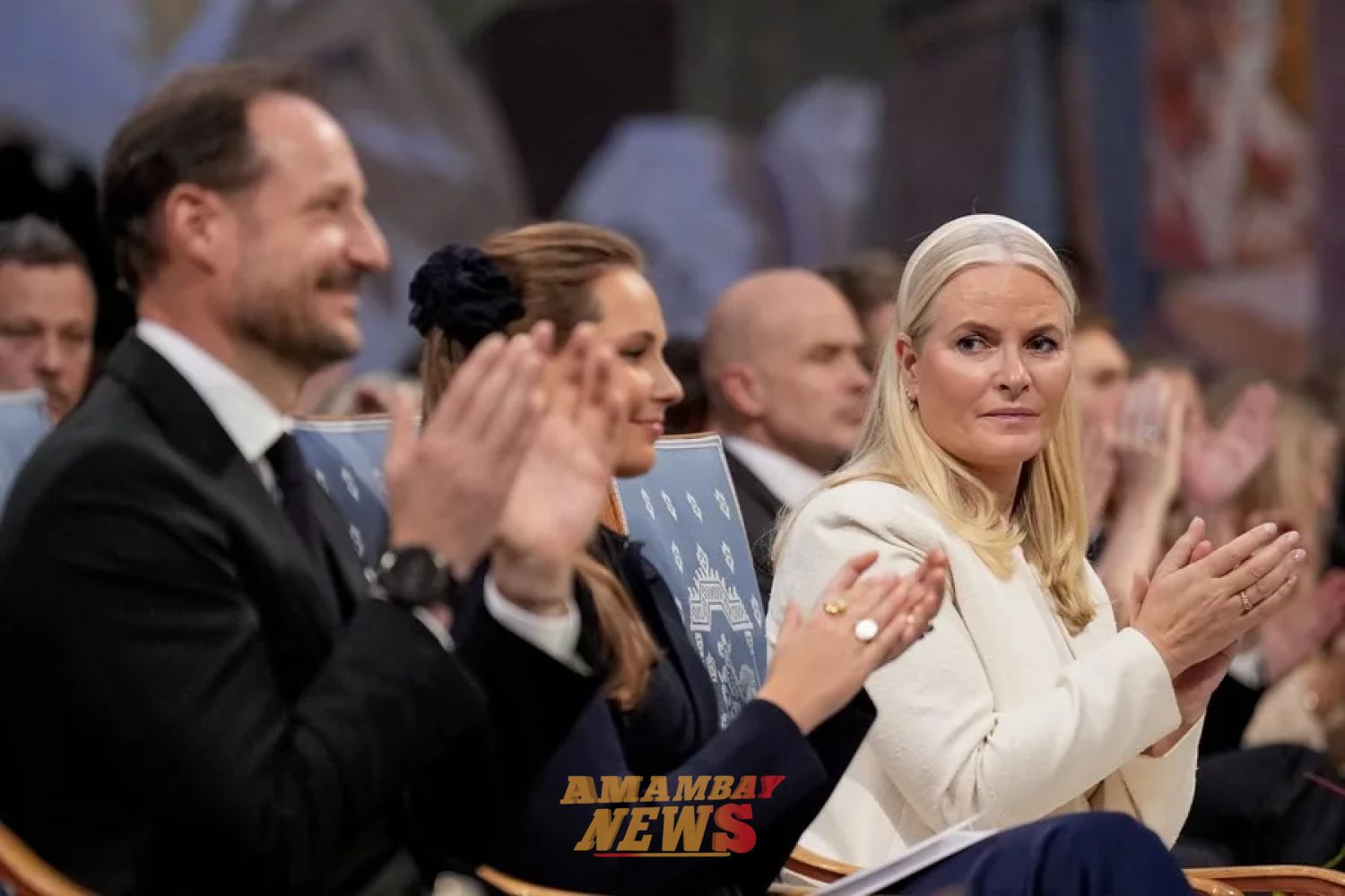 La princesa Mette-Marit de Noruega dice que fue engañada y manipulada por Epstein
