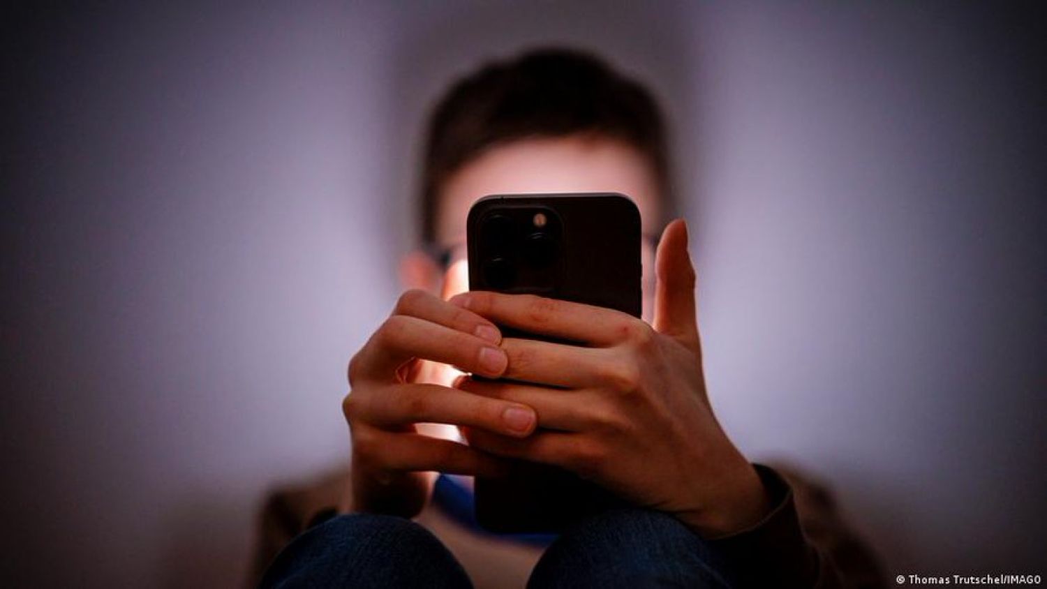 El precio mental de vivir pegado a las pantallas