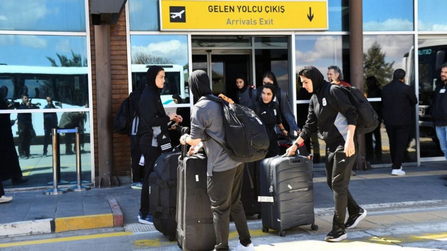 La selección femenina de Irán regresa a su país tras retirar solicitudes de asilo por temor a represalias del gobierno