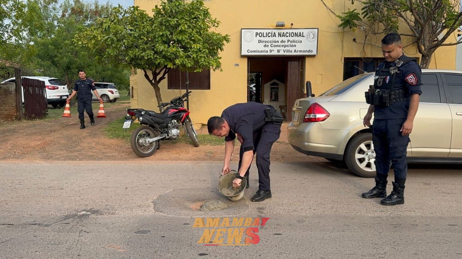 Con balde y cemento: jefe policial repara bache que ponía en riesgo a conductores