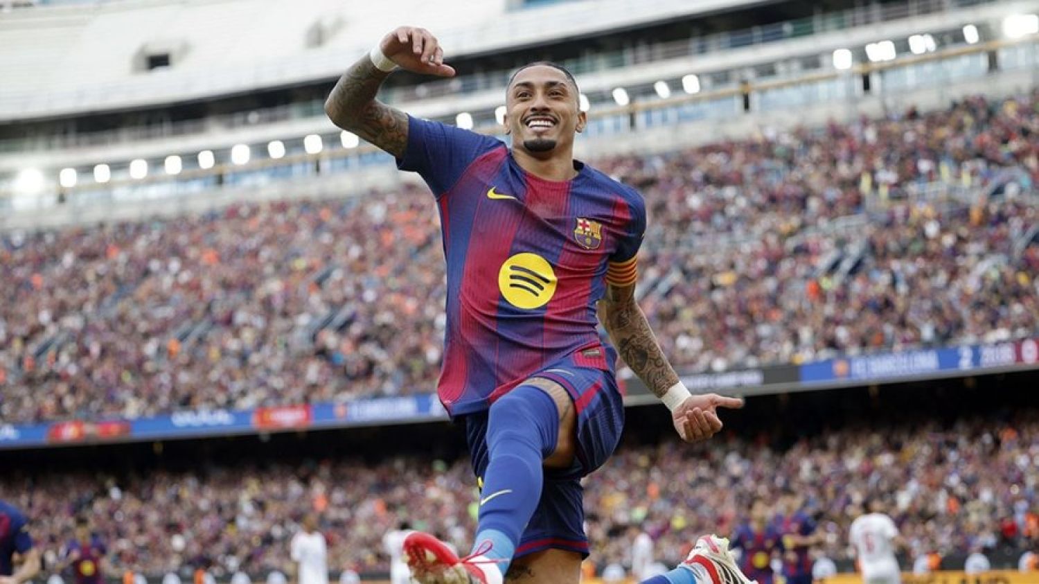 Barcelona golea al Sevilla y se mantiene como líder a cuatro puntos del Real Madrid