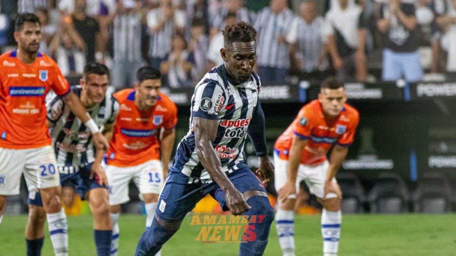Periodista provoca indignación por comentario racista contra futbolista que falló un penalti