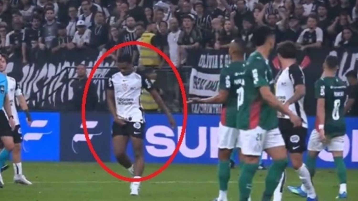 Futbolista del Corinthians es expulsado tras agarrarse los genitales frente al árbitro