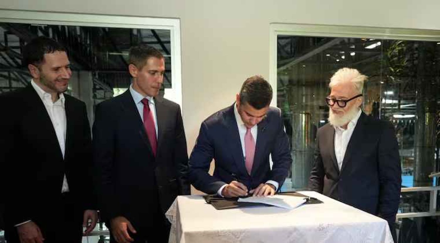 Santi firma decreto reglamentario de la ley que actualiza régimen de maquila