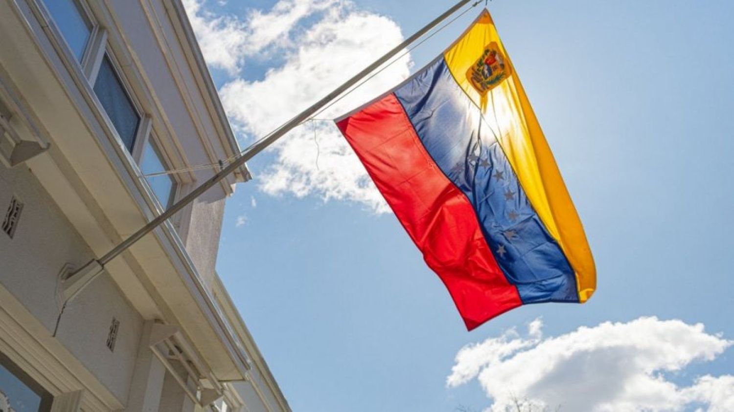 Tras normalizar relaciones con EU, Venezuela busca rehabilitar sede diplomática en Washington