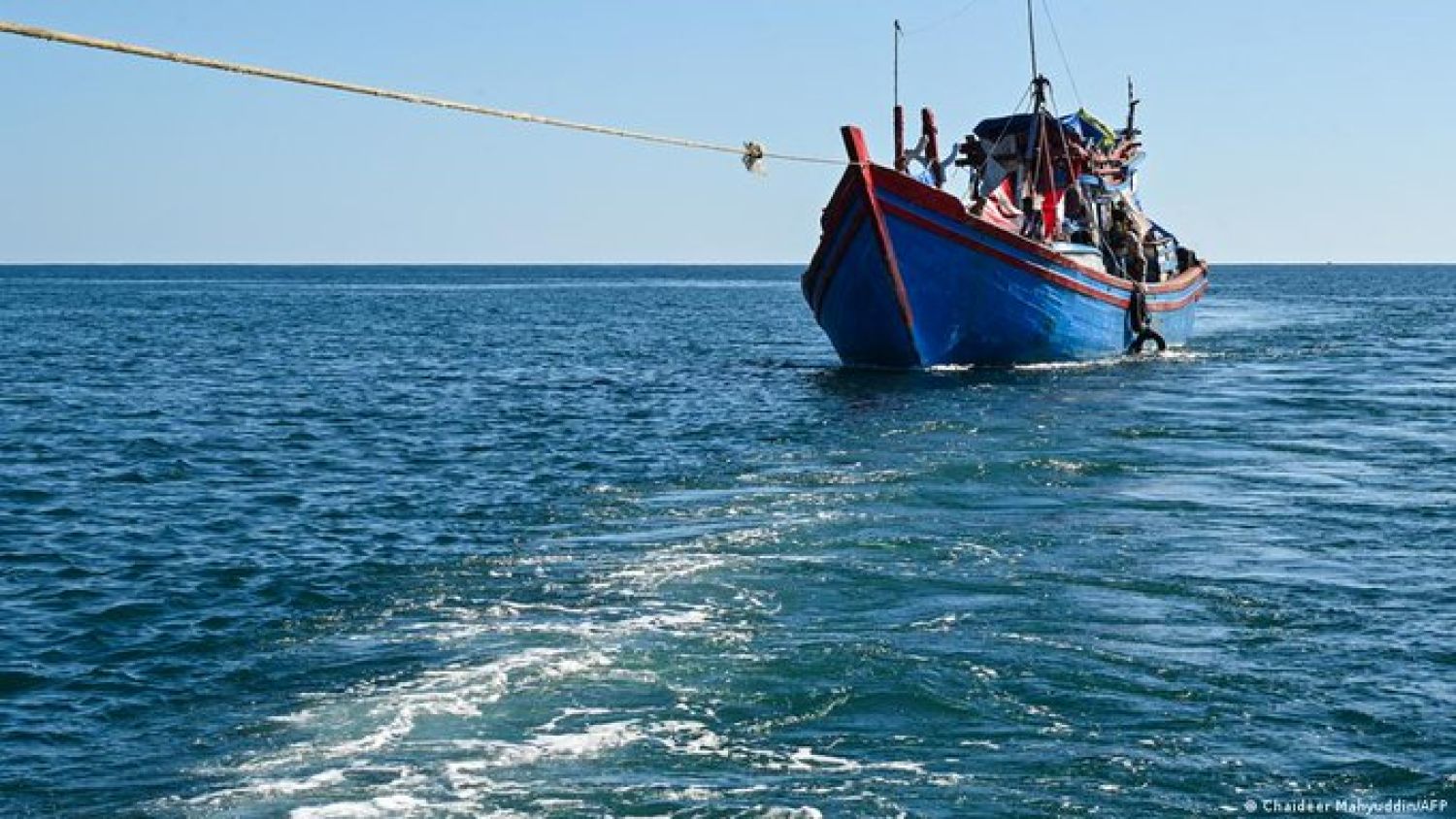 Naufraga barco con refugiados rohingya: 250 desaparecidos