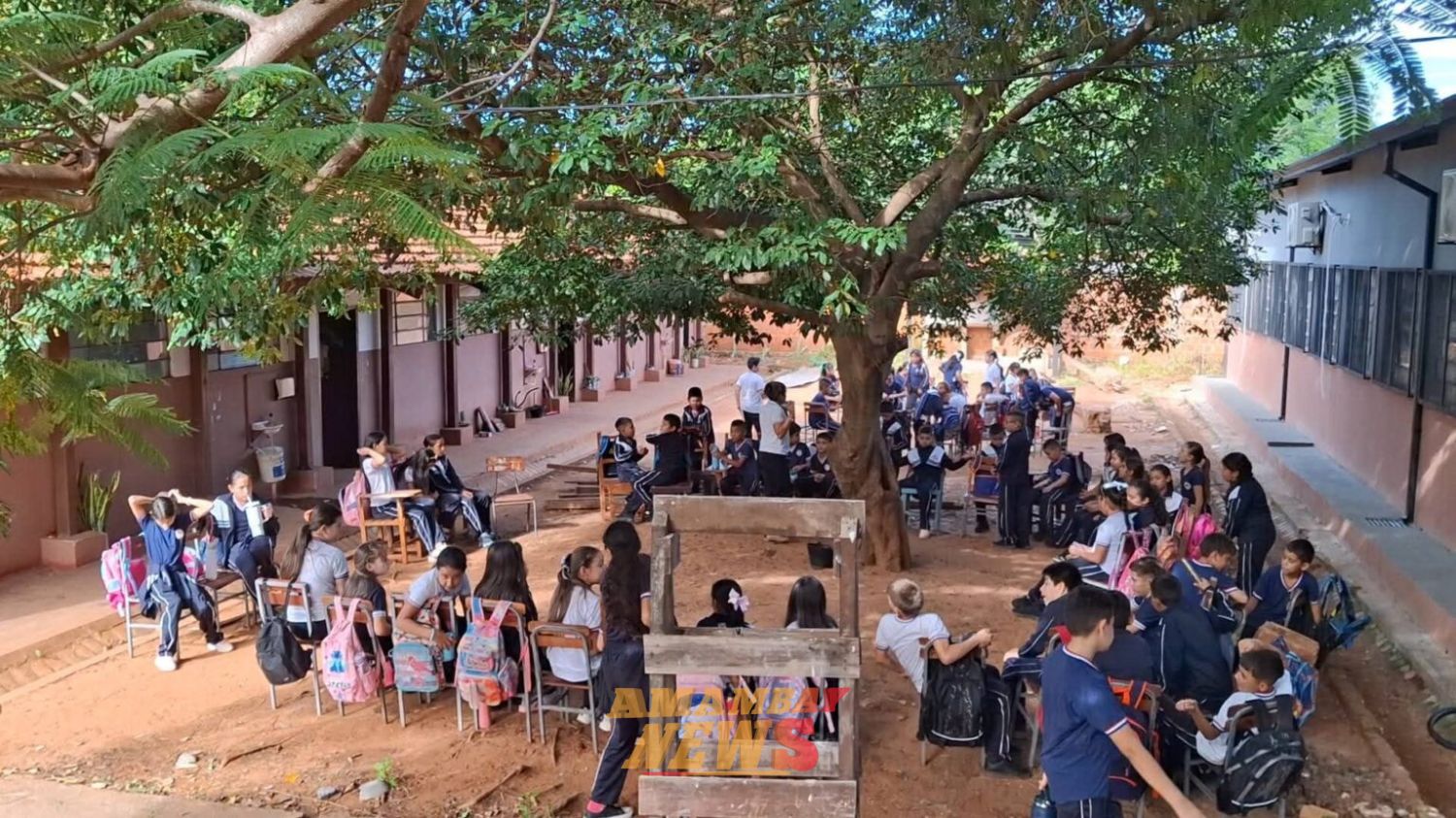 Alumnos inician clases bajo árboles en Arroyito por falta de aulas seguras