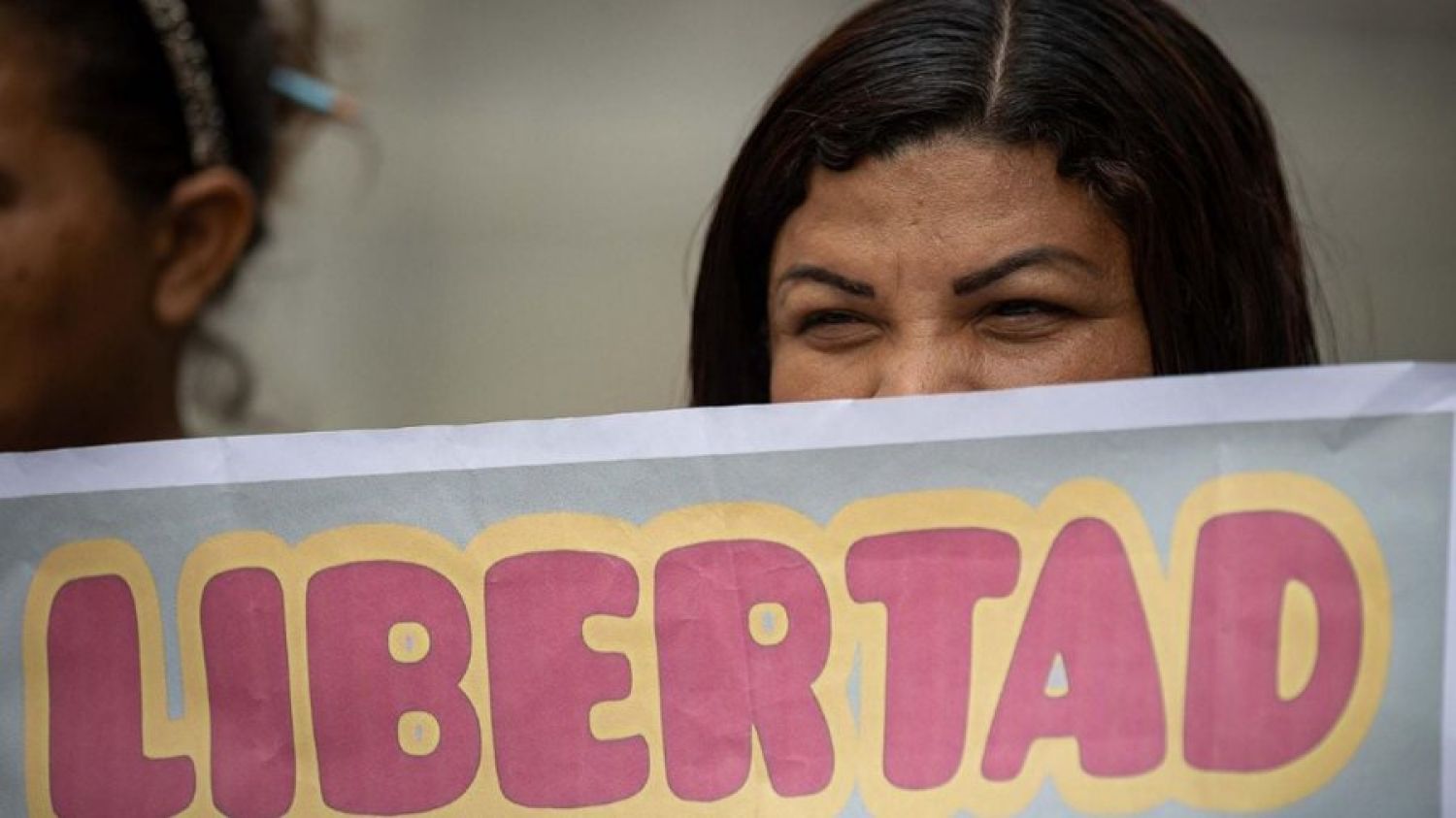 Opositores venezolanos exigen la liberación de policías arrestados hace 23 años durante el gobierno de Hugo Chávez