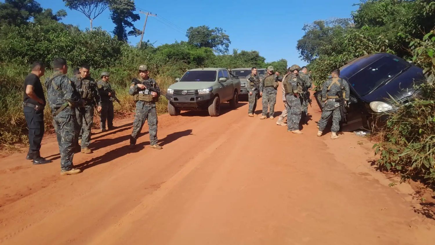 Abandonan un auto con presunta carga de droga tras persecución policial en Santa Rosa del Aguaray