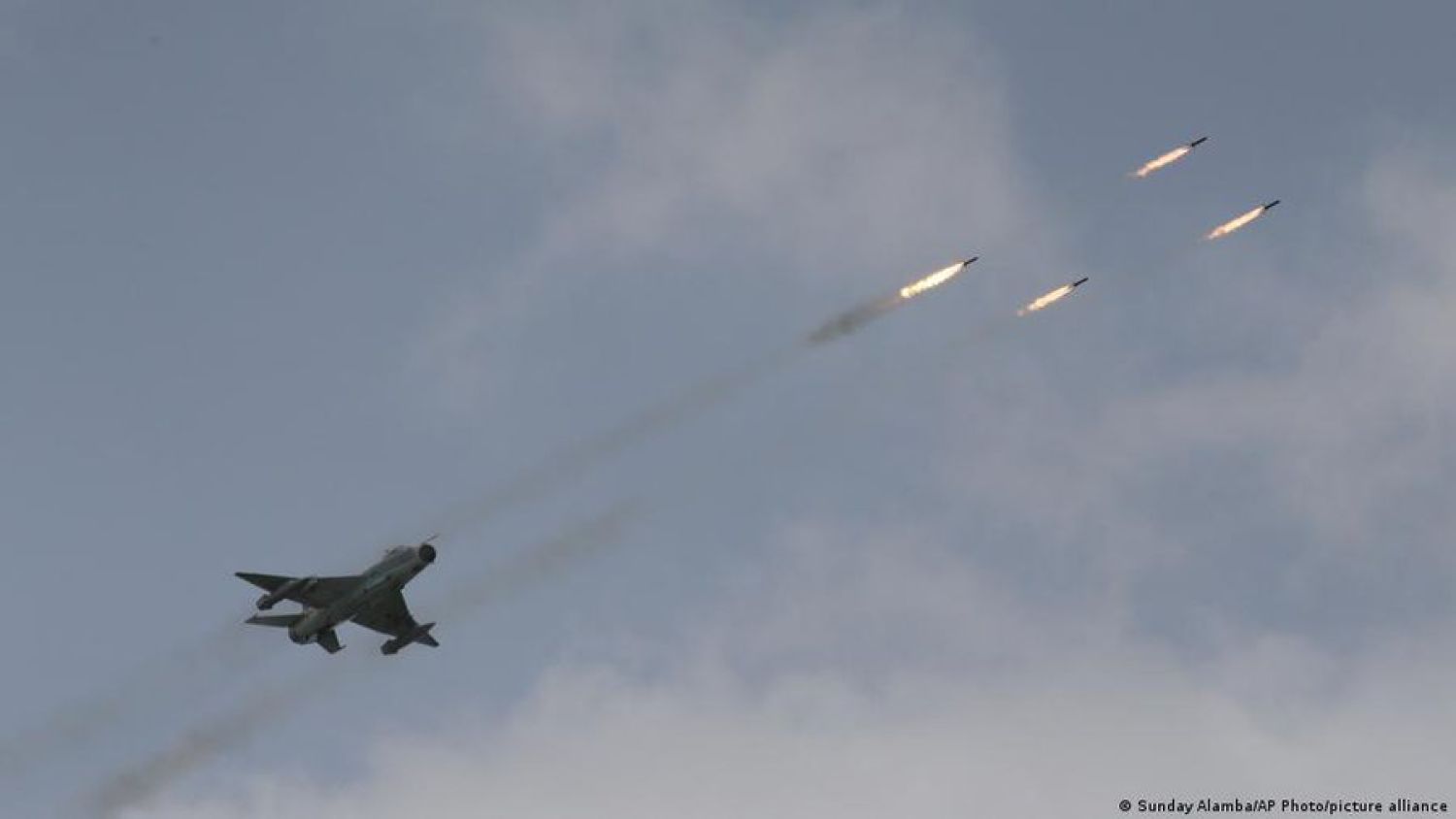 Más de 100 muertos en bombardeo contra un mercado en Nigeria