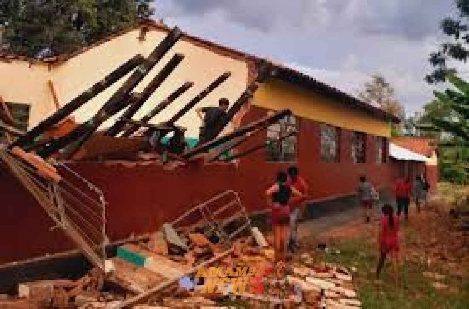 Aula de escuela se derrumba en Caaguazú y deja a niños de preescolar sin salón de clases