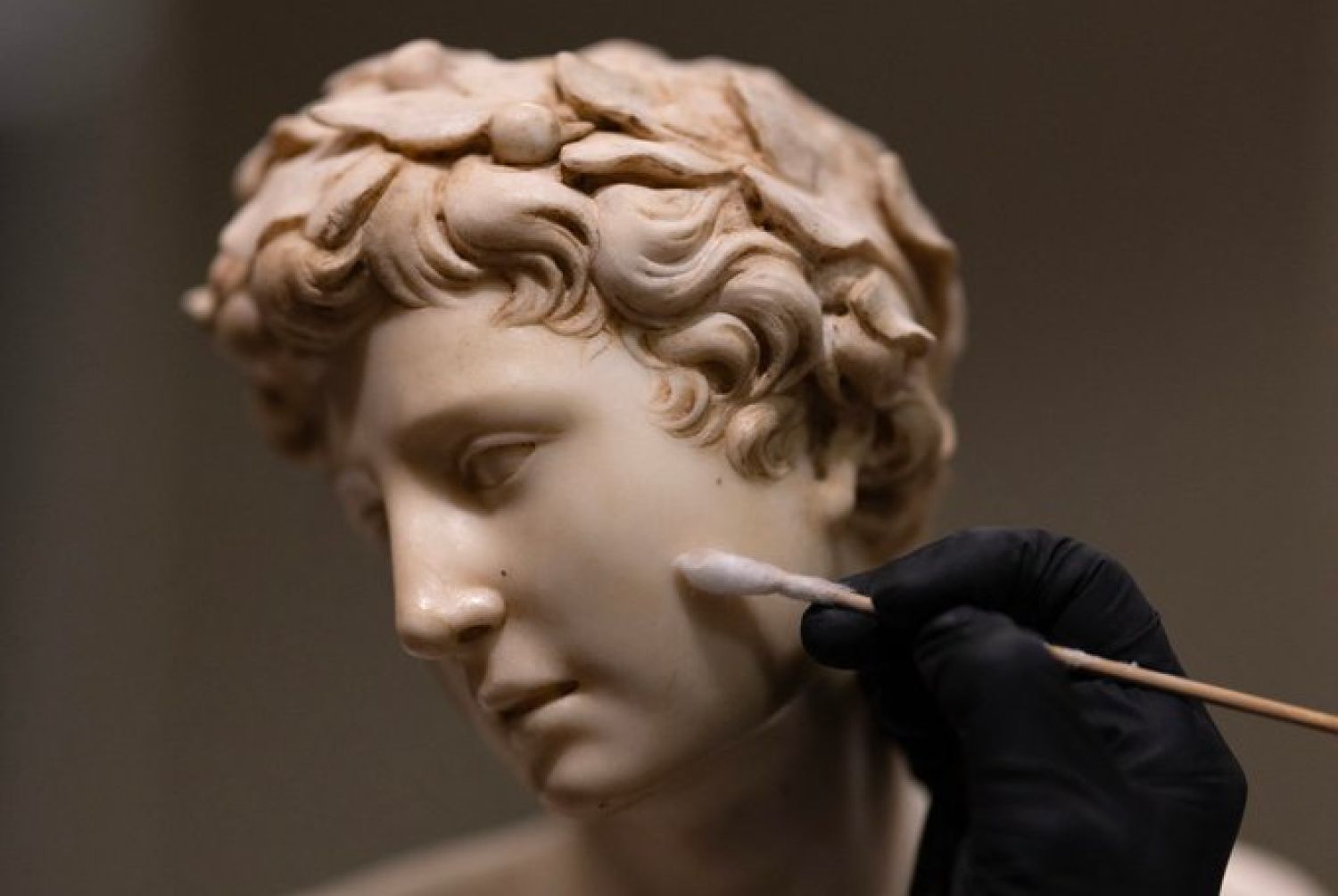 La delicada restauración de obras de Goya, Caravaggio y El Bosco en el Museo del Prado