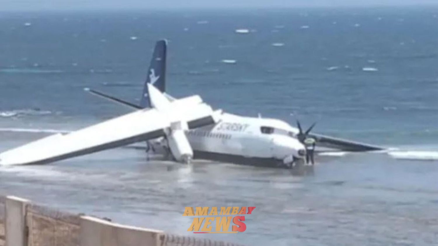 Avión se estrella en una playa tras falla técnica y todos los pasajeros salen ilesos en Somalia