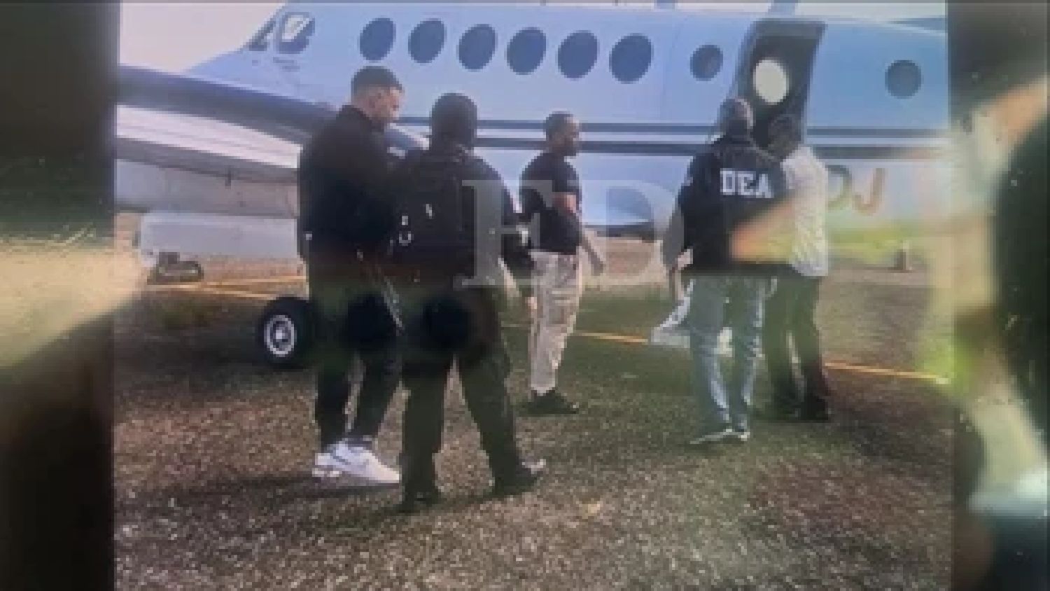 Tras captura en Santa Cruz, Sebastián Marset es trasladado por agentes de la DEA a Estados Unidos