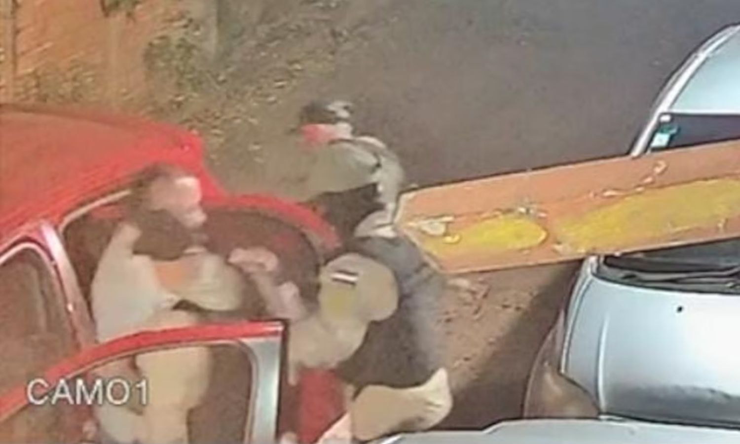 Vestidos de policías, delincuentes asaltan a cambista frente a su vivienda